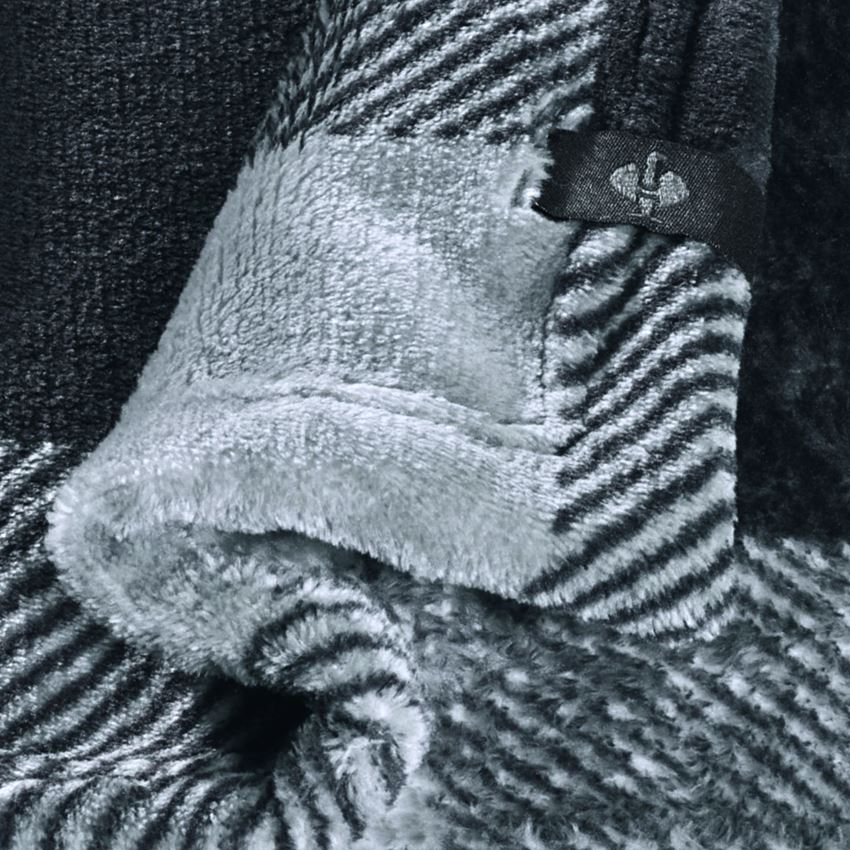 Doplňky: e.s. Károvaná fleecová deka + bouřkově šedá/černá 2